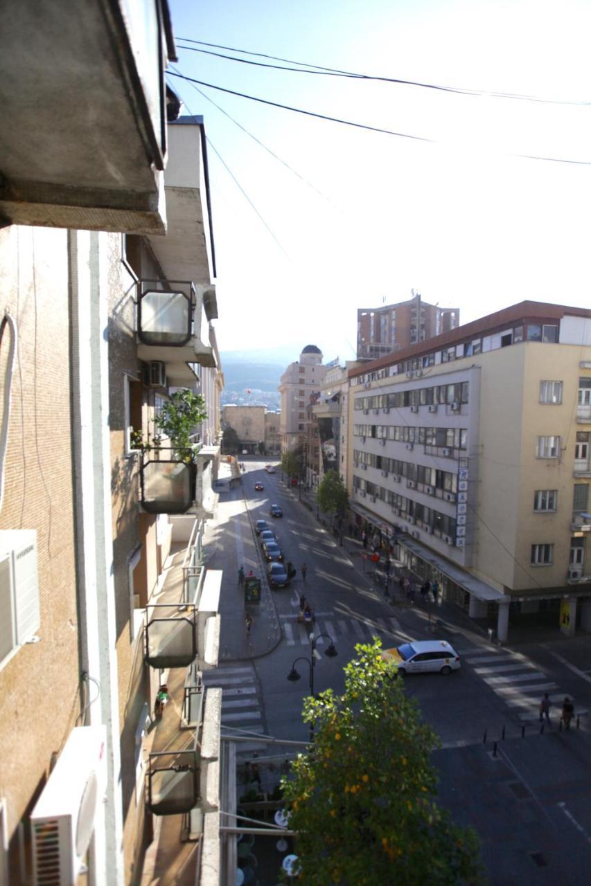 Brick Apartment On Macedonia Pedestrian Street Skopje Exterior photo
